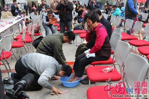 ǧ��ͬʱΪ��ĸϴ��