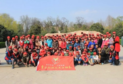 商水县阳城志愿者协会组织商水县特殊教育学校七十四名聋哑孩子去周口公园踏春游玩