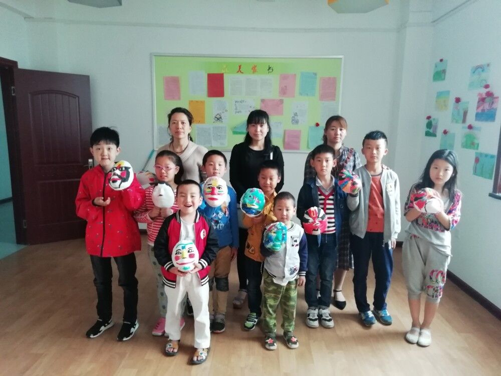 颐苑社区开展画脸谱手工活动