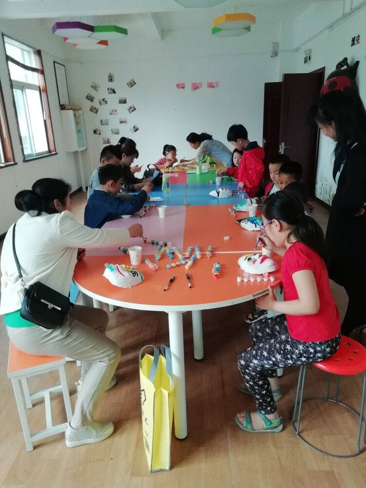 颐苑社区开展画脸谱手工活动