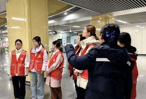 �ഺ��������־Ըů���硪���ķ�ѧԺ���ְ�����־Ը�߷���ӻƺ�ӭ���ݵ���վ־Ը��